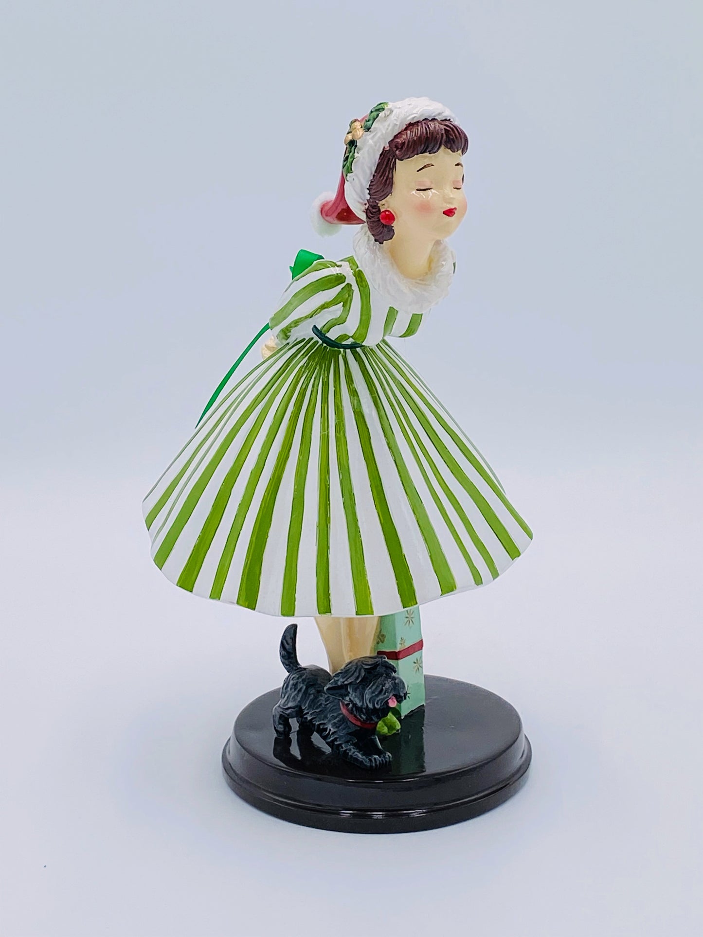 December Diamonds: Retro Christmas Girl Kissing