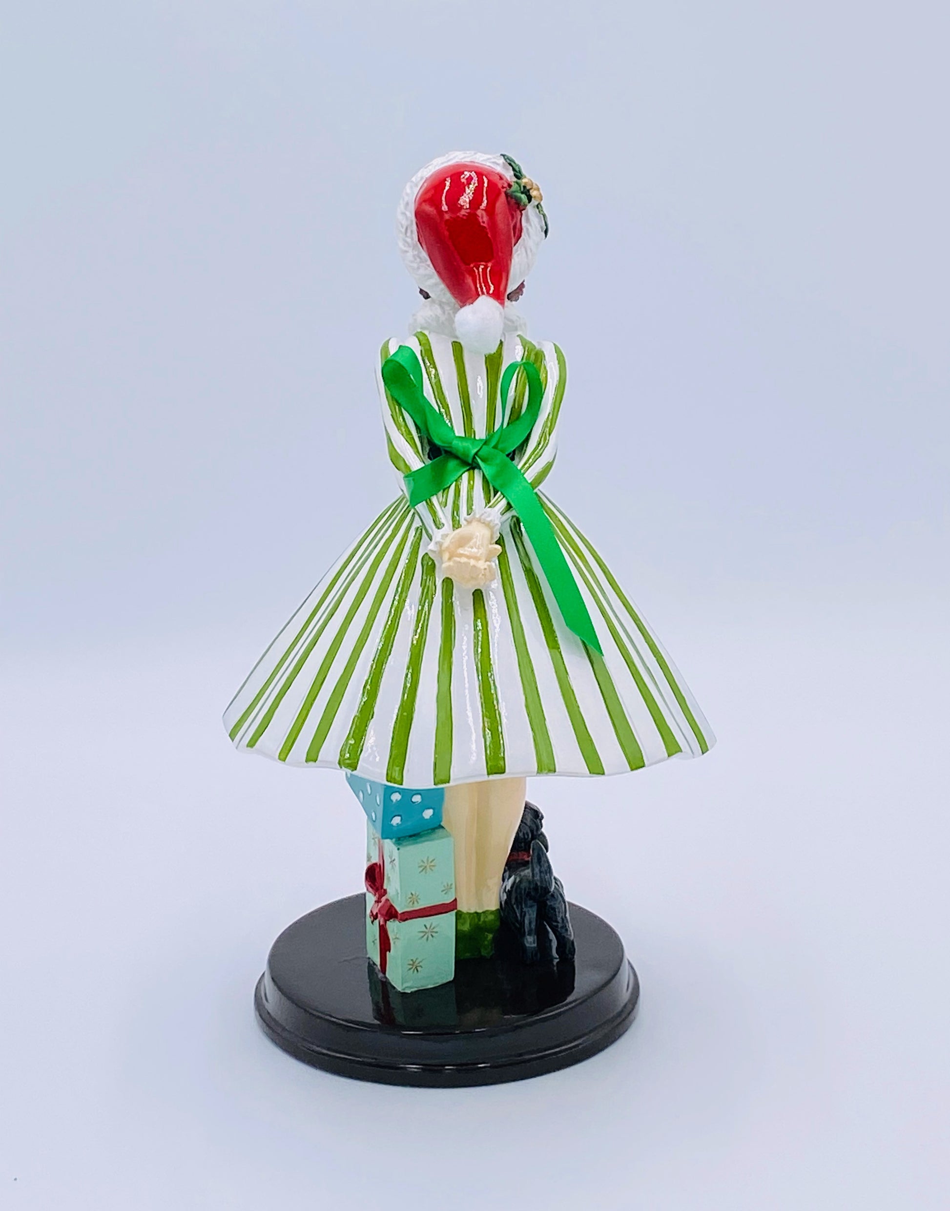 December Diamonds: Retro Christmas Girl Kissing
