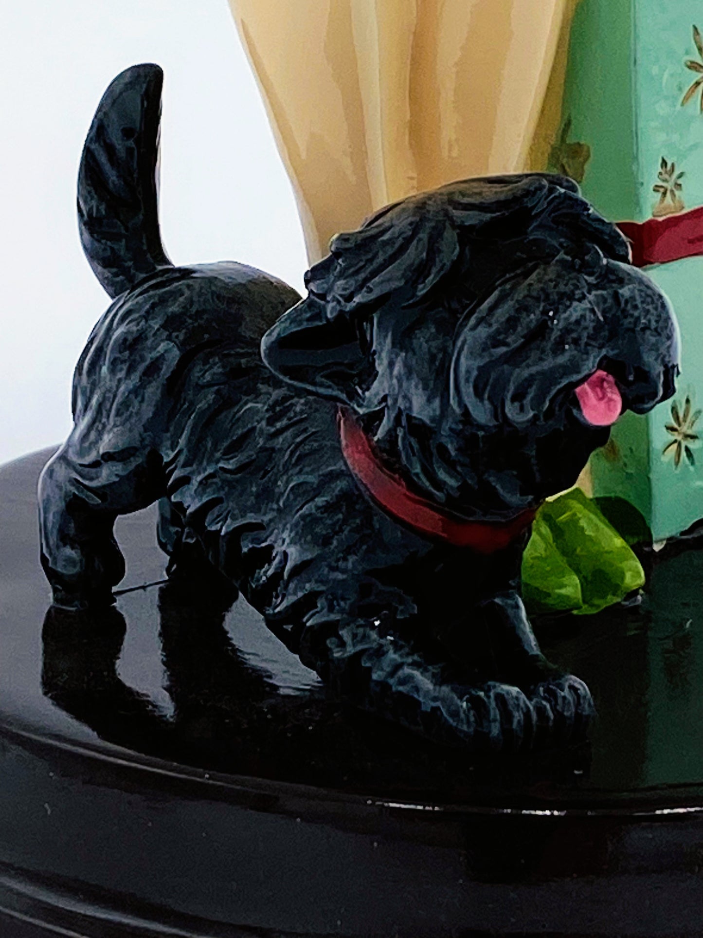 December Diamonds: Retro Christmas Girl Kissing